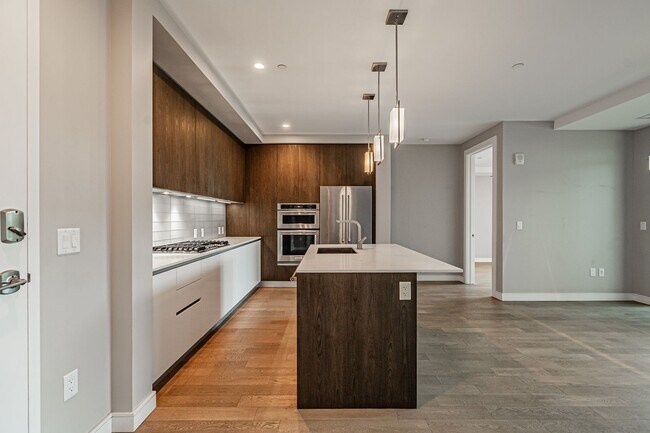 Building Photo - LUX 1BD, 1.5BA Lakehouse Condo with Balcony
