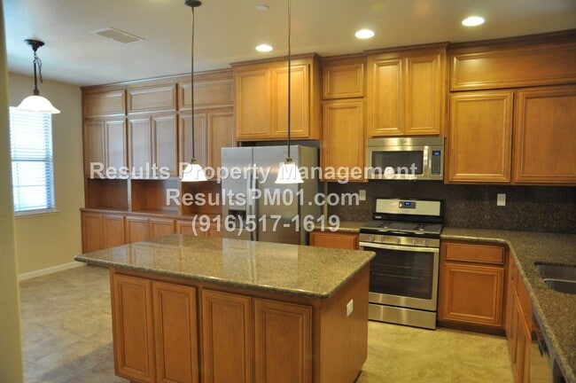 Building Photo - Newer Home in Roseville Gated Community - ...