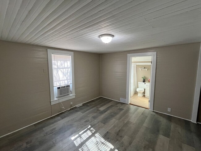 Building Photo - Cozy 2-Bedroom, 1-Bathroom Home