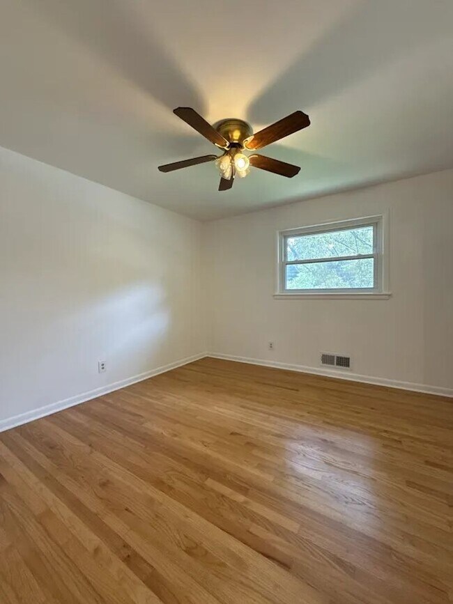 Building Photo - 3 bed 2 bath in Decatur!