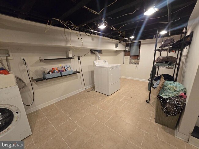 Building Photo - 457 N Edgewood St