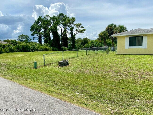 Building Photo - 1279 Valencia St SE