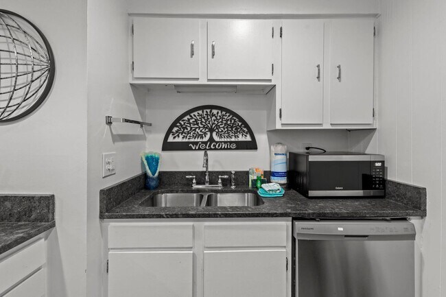 Building Photo - 4000 Gulf Terrace Dr