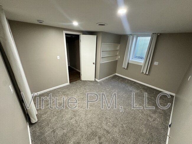 Building Photo - 812 6th St