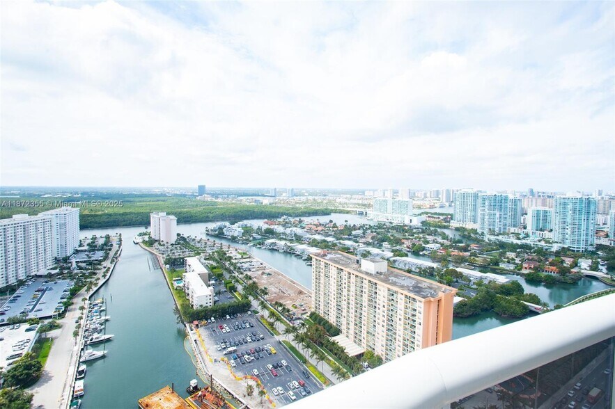 Building Photo - 15811 Collins Ave
