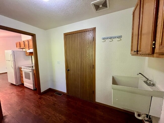 Building Photo - PENDING APPLICATION; 3 BD w/ Vaulted Ceiling