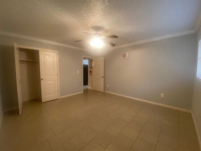 Building Photo - 949 Chadwick Dr