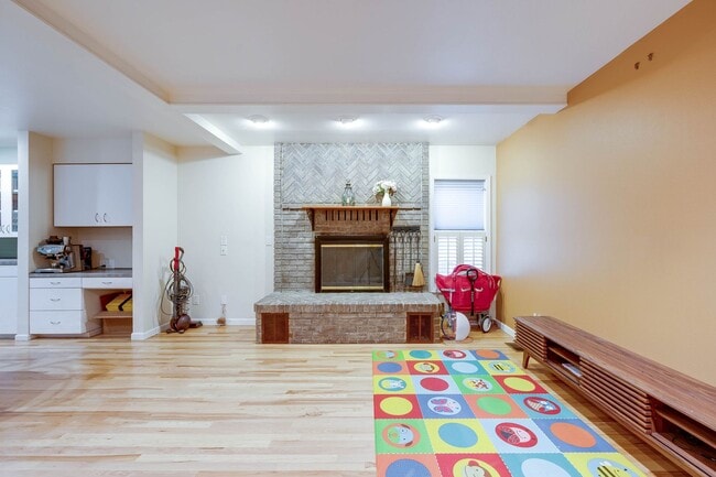 Building Photo - Luxury Rental: Chef’s Kitchen, Hot Tub & Room to Entertain