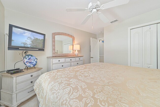 Building Photo - ** 2 Bed/2Bath + Den Condo FULLY FURNISHED...
