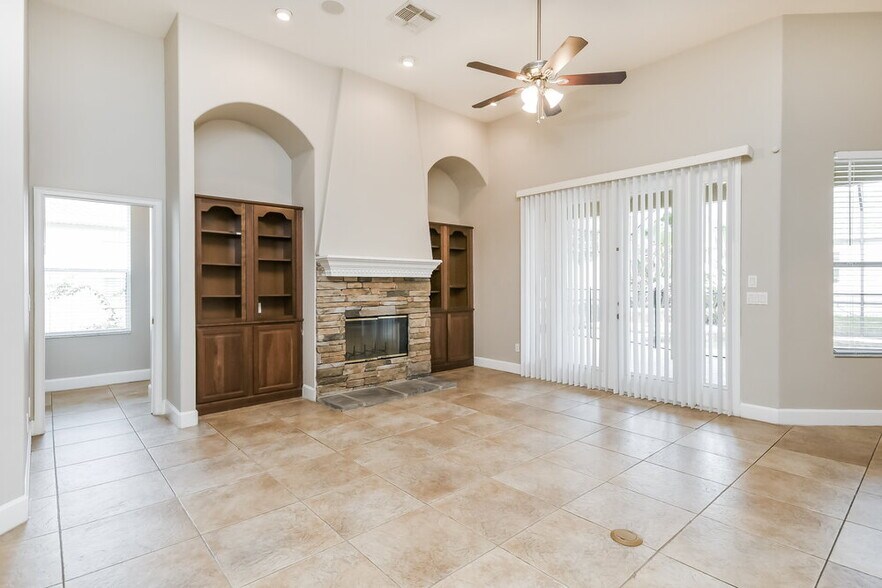 Building Photo - 726 Regina Cir