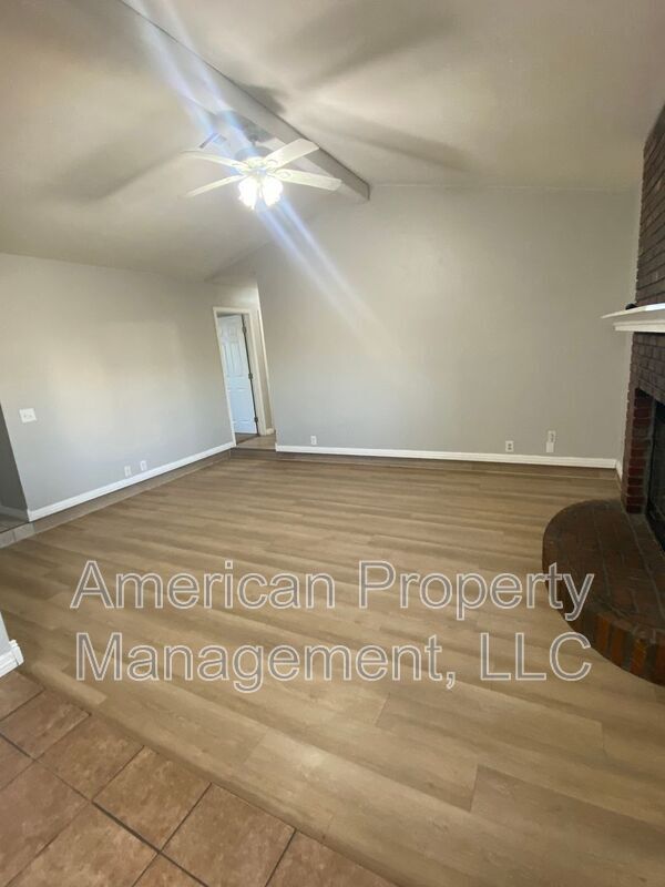 Building Photo - 1132 N Hickory Dr