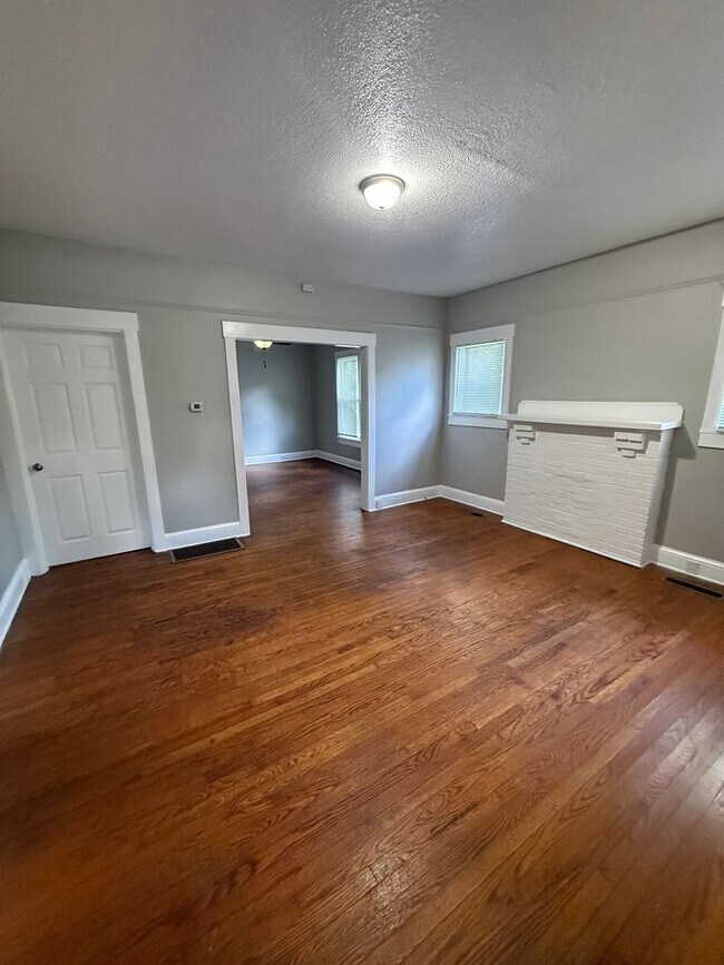 Building Photo - Charming Home in North Knoxville!