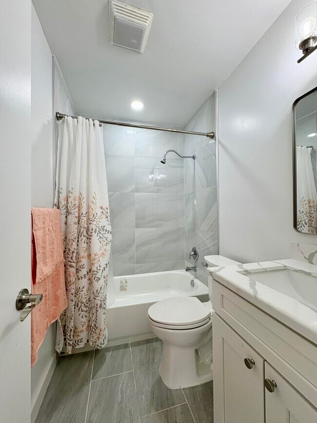 Building Photo - 305 SE 9th Ave