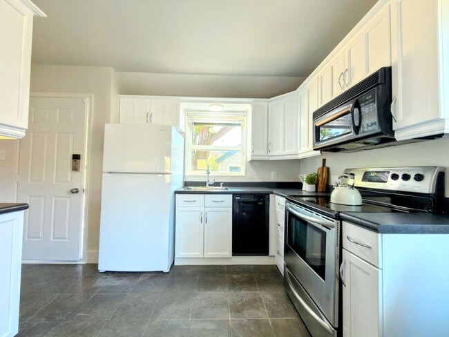 Building Photo - Newly Updated 2-Bedroom Home