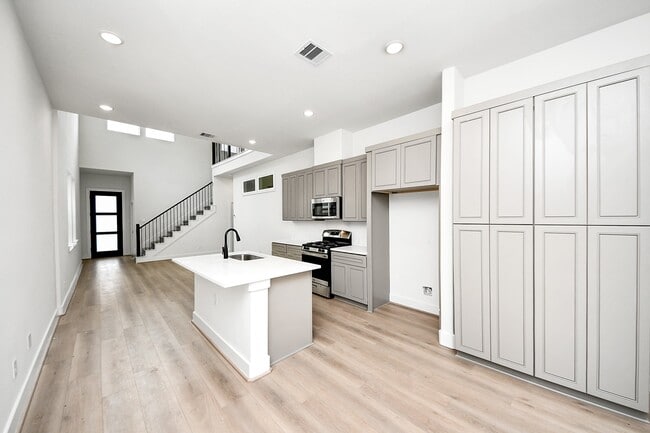 Building Photo - 4338 Avron Dr