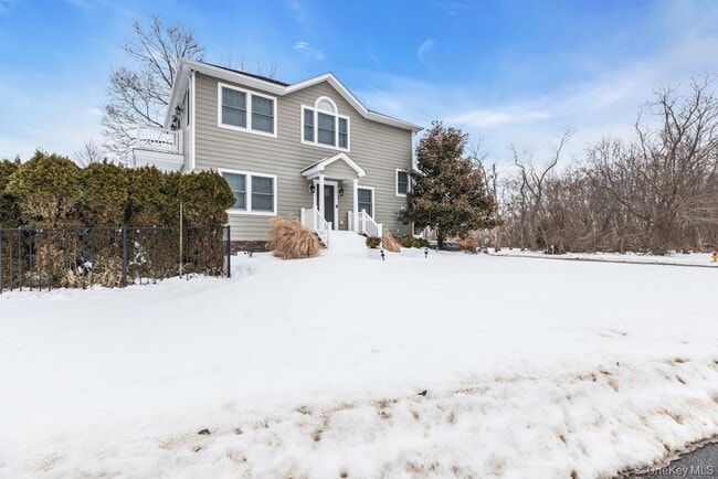 Building Photo - 300 Fiddler Ln