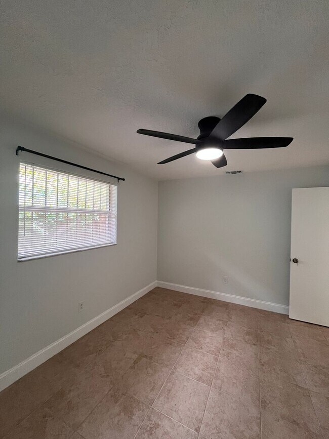 Building Photo - Elevate 520-522