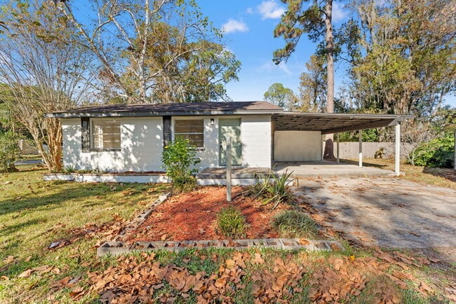 Building Photo - Renovated 2 Bedroom Home on Spacious Corner Lot