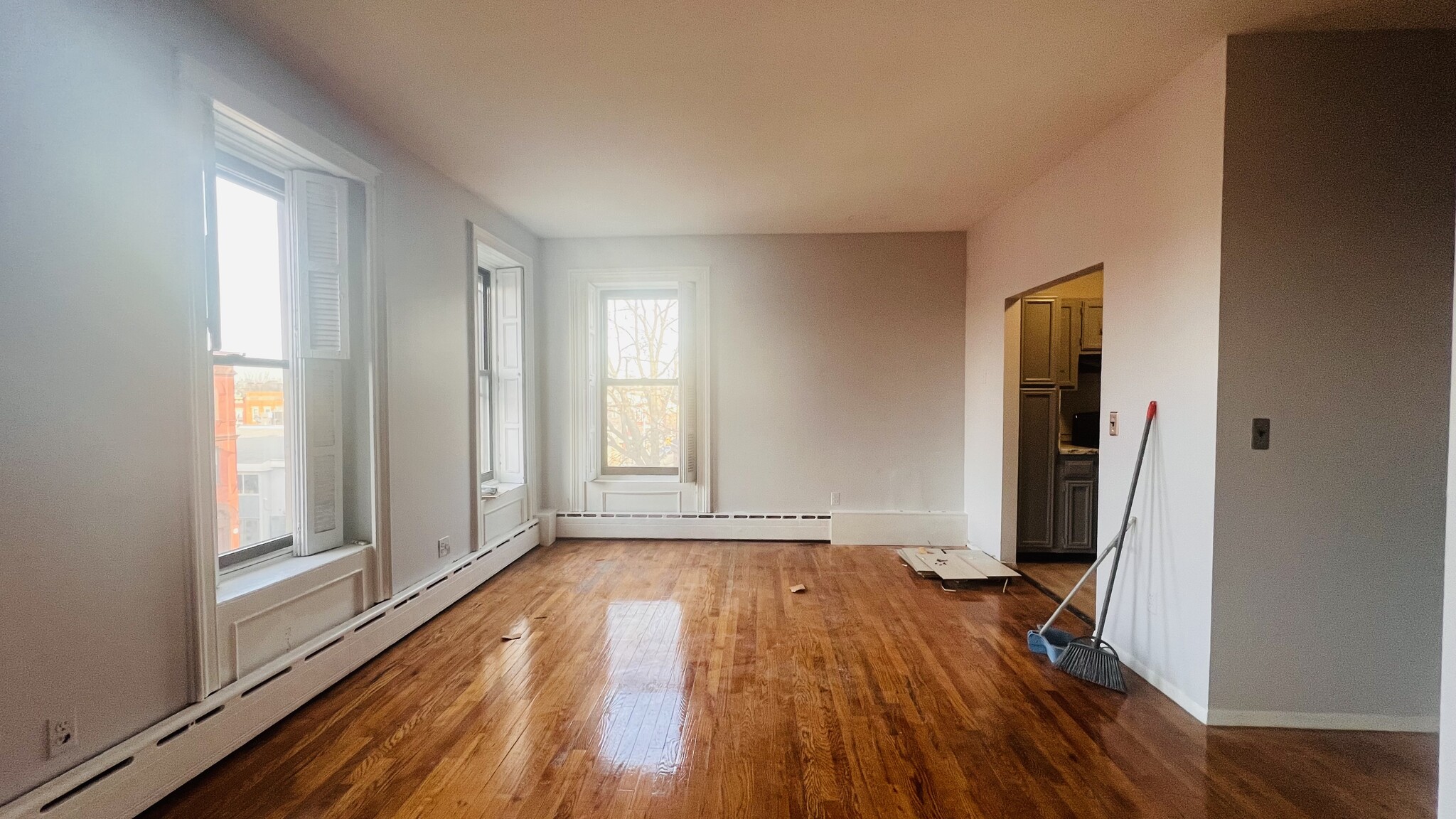 LIVING ROOM - 548 Bramhall Ave