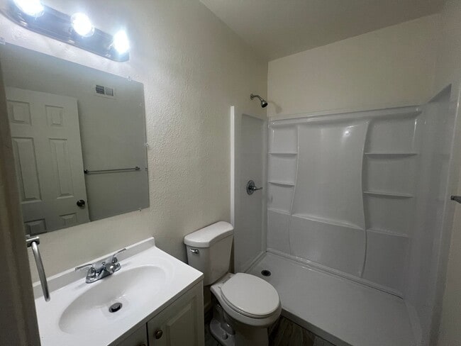 Building Photo - FULLY REMODELED 1 BED. APT. / AVAILABLE FO...