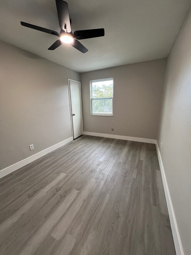 Building Photo - 6412 Diamond St