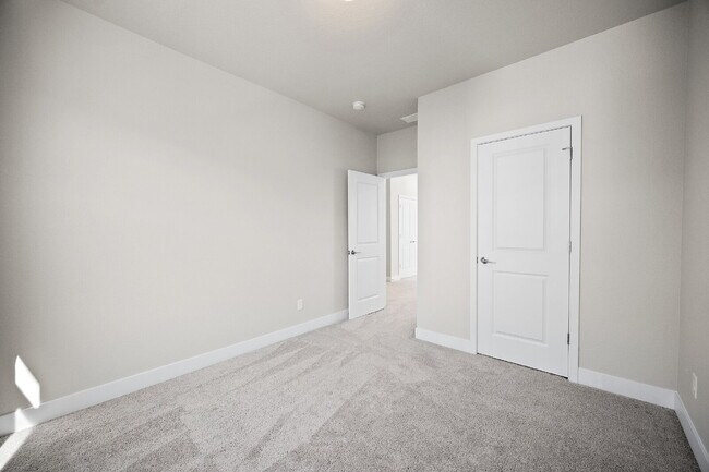Building Photo - Modern 4 Bedroom, 2 Bathroom Westside Home with Balcony Views of Garden of the Gods!