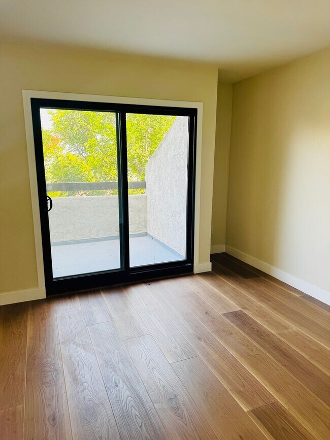 Building Photo - Remodelled 3/3 Townhome For Rent in Huntin...