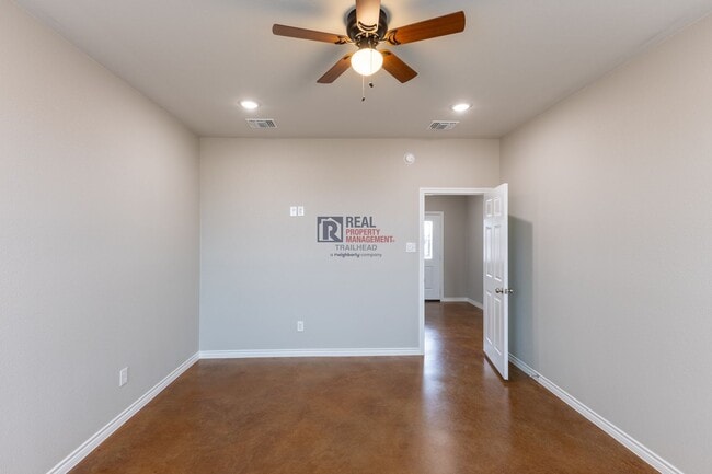 Building Photo - Modern Glen Rose Home with Open Layout