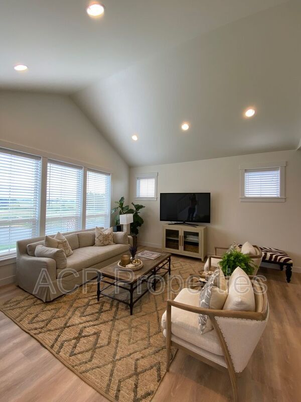 Building Photo - 1285 Salix Ln