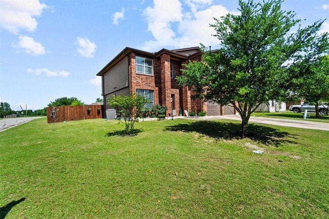 Building Photo - 303 Quail Hollow Dr
