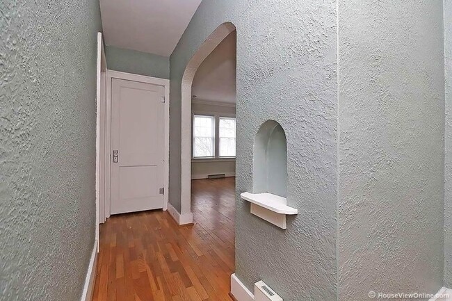 Building Photo - Available THIS SUMMER-Spacious Home Close to Campus