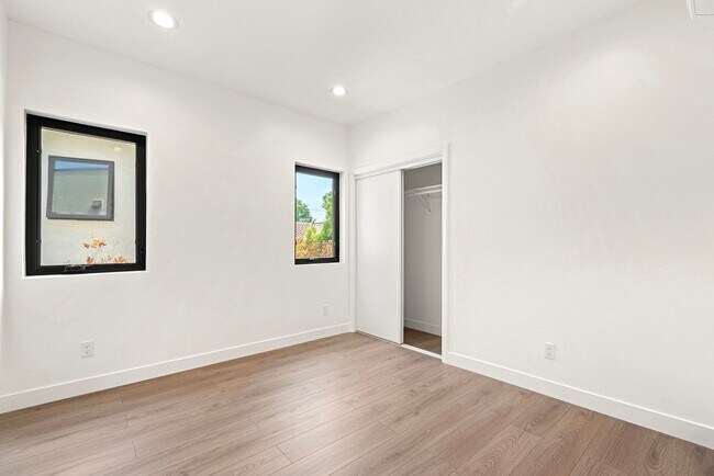 Building Photo - Stunning brand new construction, modern lu...