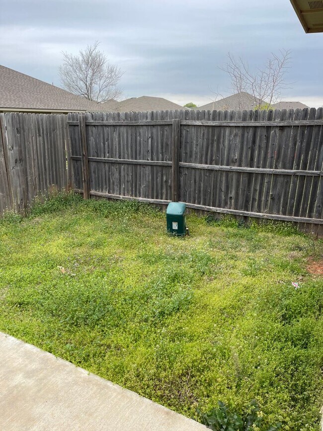Building Photo - Three Bedroom Home Available for Lease in ...