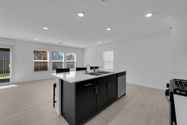 Building Photo - Don't miss out on this beautiful three-bed...