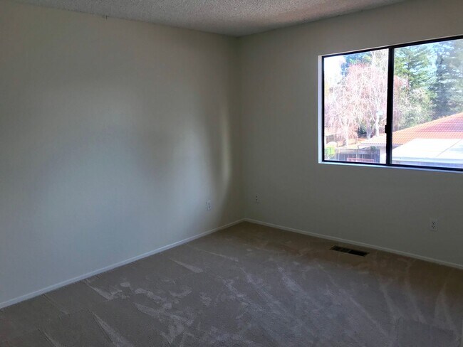 Building Photo - Charming and Conveniently Located Townhome...