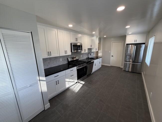 Building Photo - 969 Elgin St