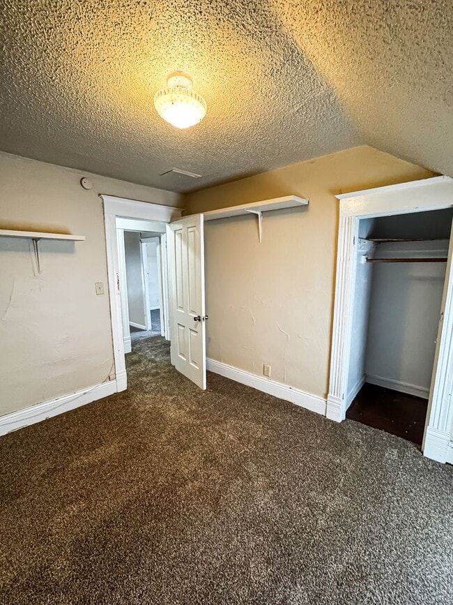 Building Photo - 5 Bed 2 Bath Single Family Home!