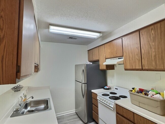 Building Photo - 3081 Huntleigh Dr