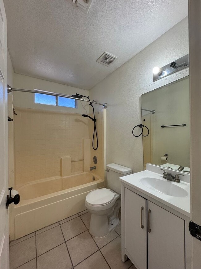 Building Photo - Cozy Updated 3-Bedroom Home Near River Acc...