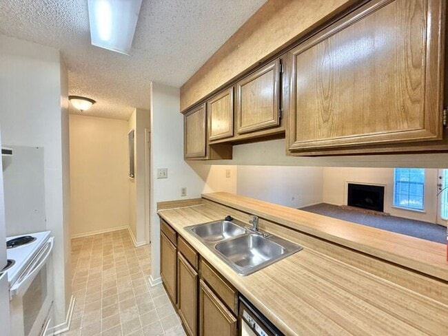 Building Photo - 1 Bed 1 Bath, Upstairs Apartment Unit at Heritage West!