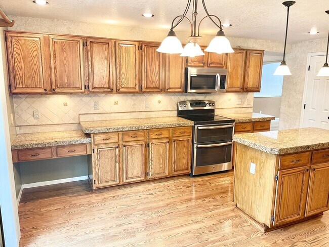 Building Photo - Large Clean Home in Aurora