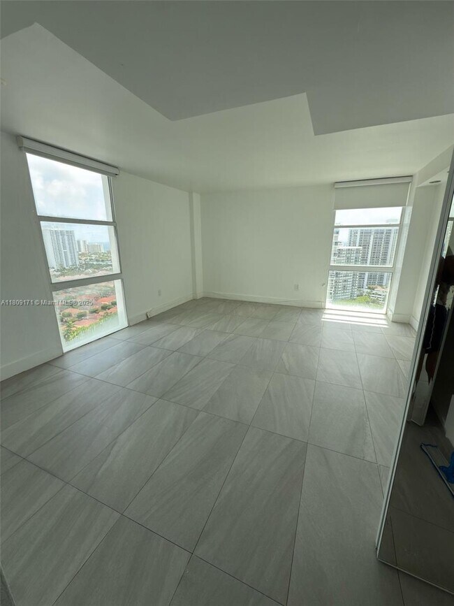 Building Photo - 3625 N Country Club Dr
