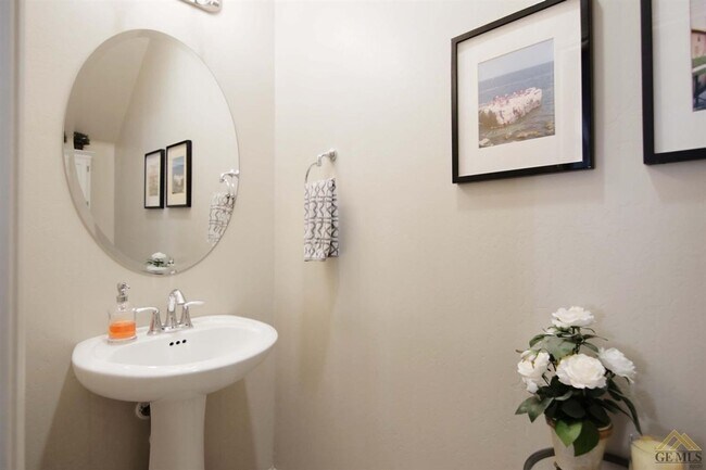 Building Photo - Gorgeous Home in a Gated Community with Pool!