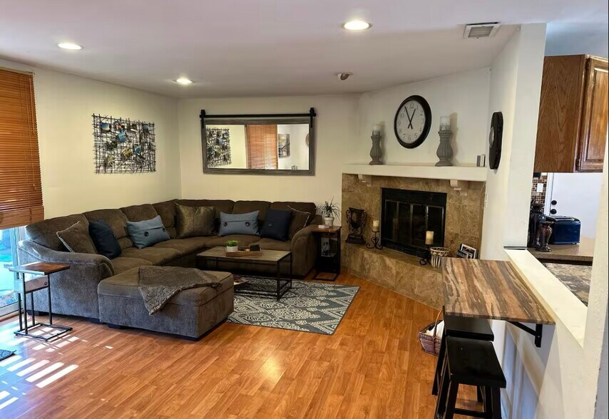 Building Photo - 1207 Lawrence Cir