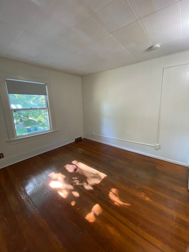 Building Photo - Private Room 714
