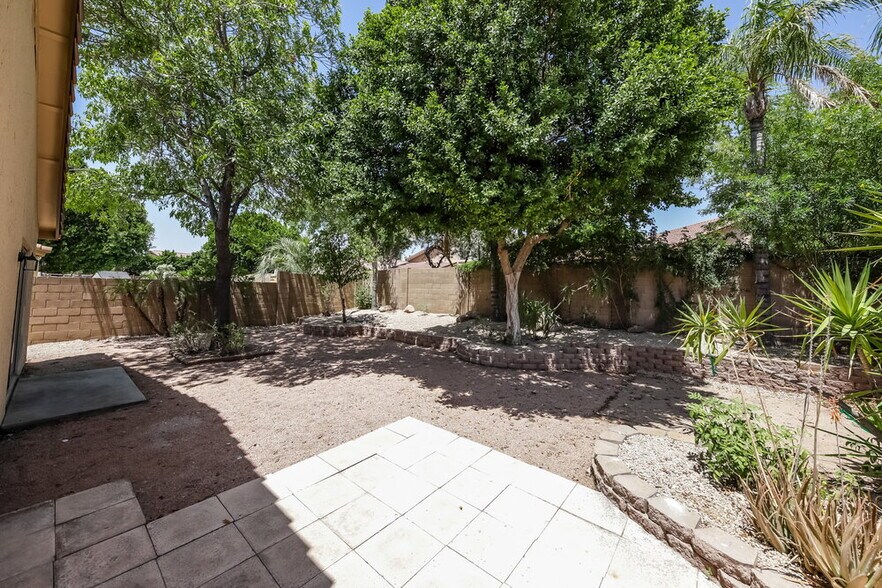 Building Photo - 7418 W Lone Cactus Dr