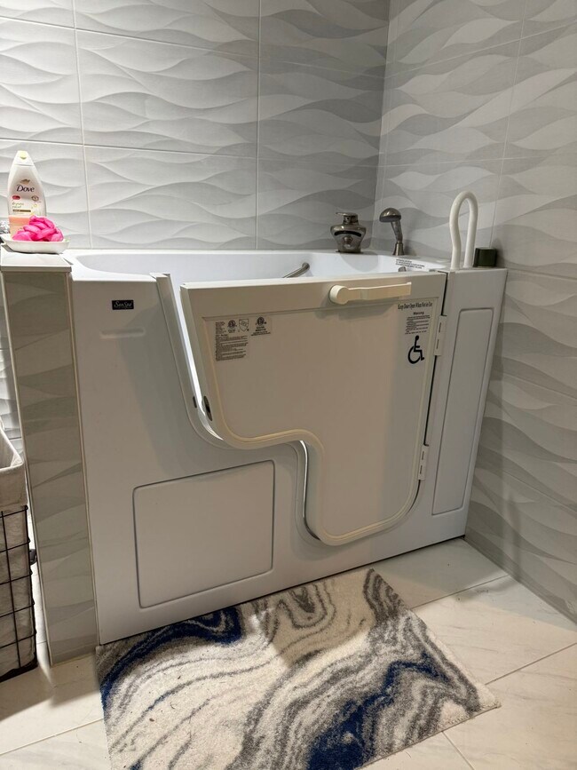 Building Photo - 225 LSU Avenue