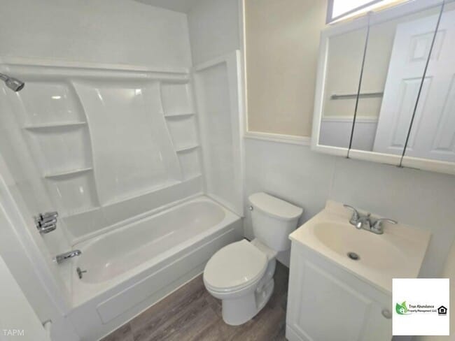 Building Photo - Cozy &amp; Stunning One Bedroom Apartment!
