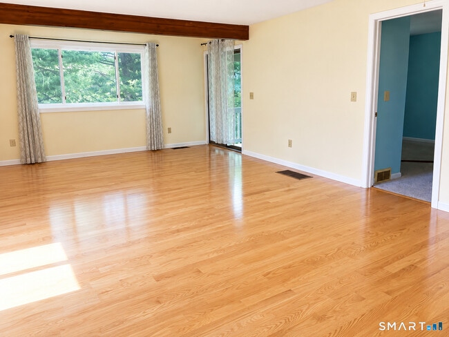 Building Photo - 501 Summer Hill Dr