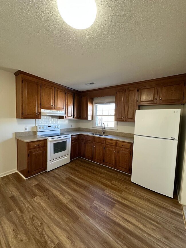 Building Photo - Located in Close Proximity to City Center.